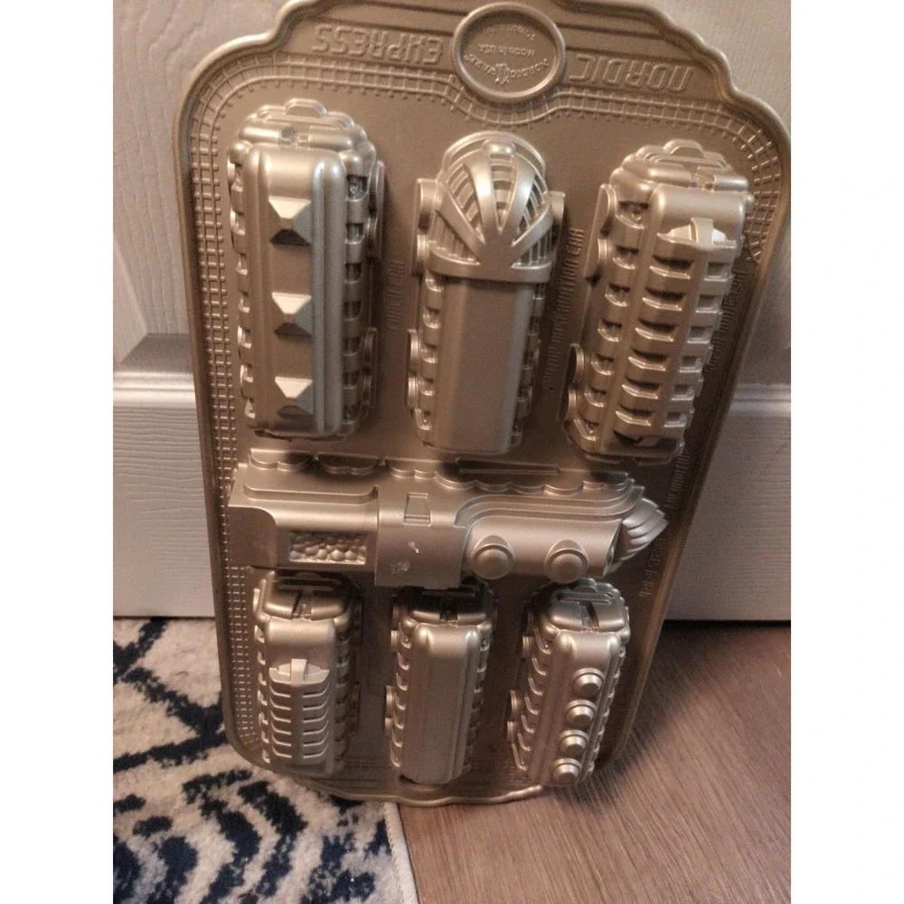 Williams Sonoma Nordic Express Train 6 Cars Cake Cakelet Bakeware Pan Made USA